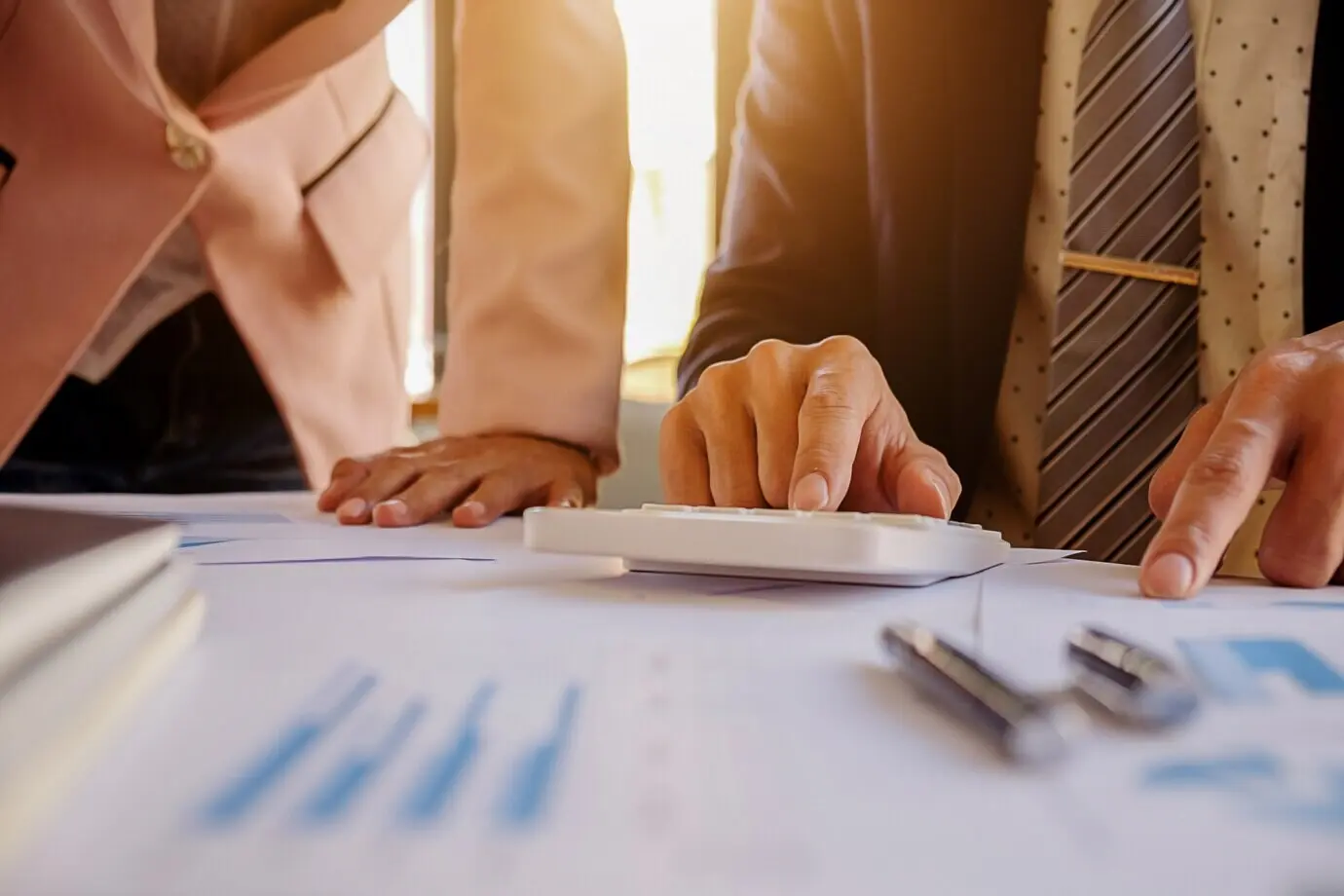 Person Geschäft Laptop Erfolg Papier während